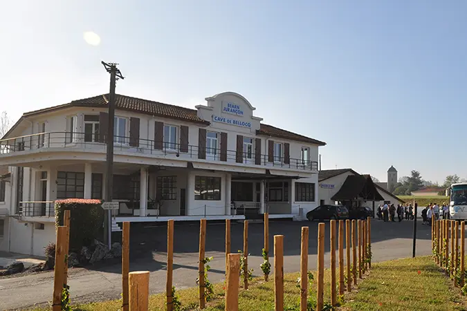 Façade de la Cave de Bellocq par une journée ensoleillée, avec l’espace boutique.