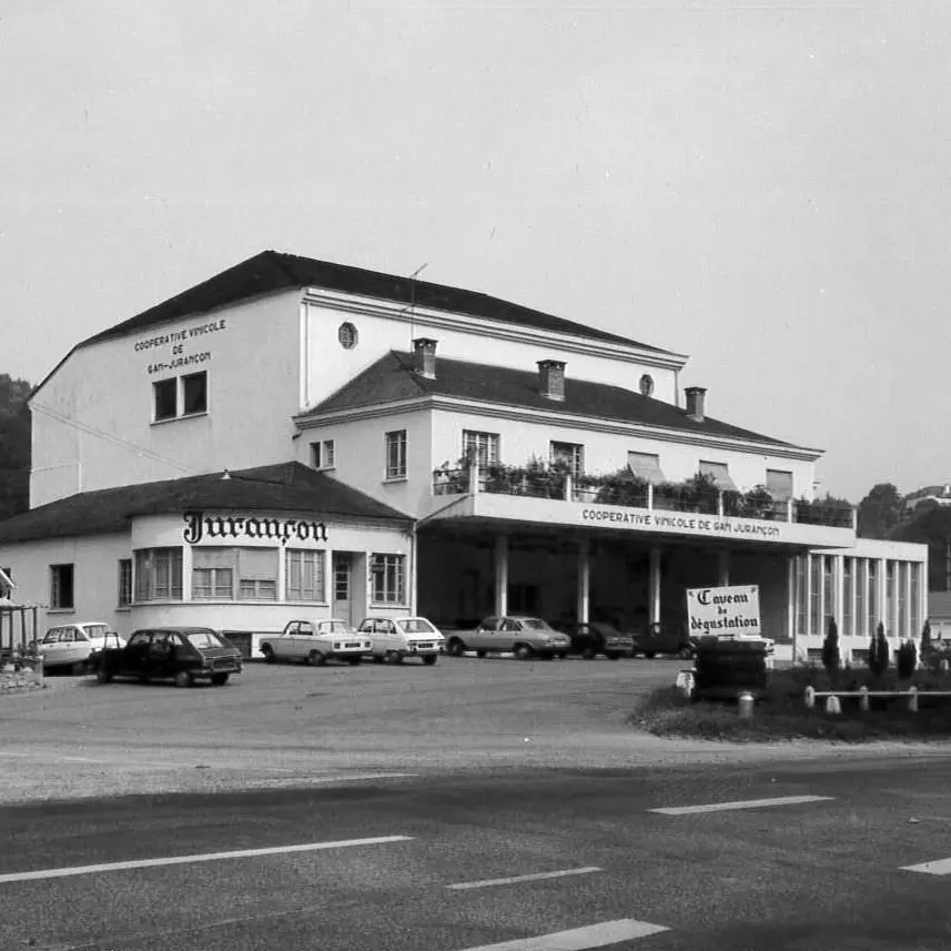 Bâtiment historique de la Coopérative viticole de Jurançon dans les années 1950.