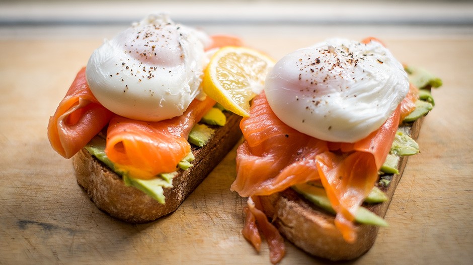 Photo de deux tartines de pain au saumon et avocat.