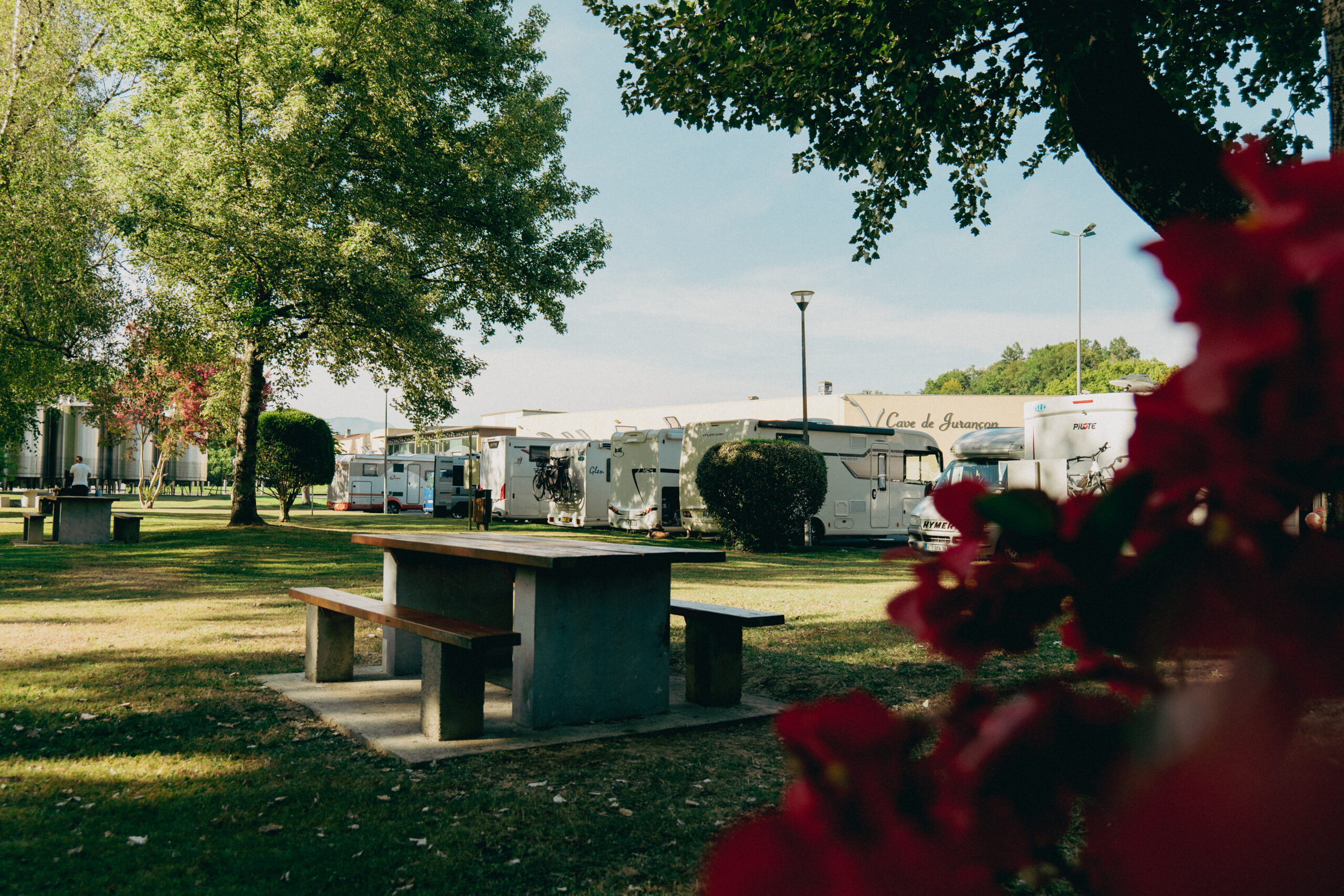 Photo de tables de pique-niques et camping-car